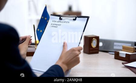 Botschaft zur Genehmigung der Mitarbeiter Visa Application, Fahne der Europäischen Union auf dem Tisch, rechts Stockfoto