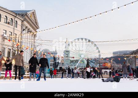 Kiew, Ukraine - Januar 2020: Menschen auf eine Eisbahn auf dem Weihnachtsmarkt auf Kontraktova Square, Podil fair Stockfoto