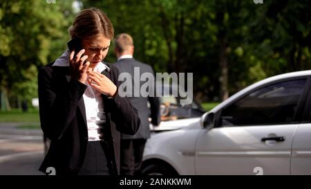 Besorgt weiblichen Treiber ruft Polizei durch Smartphones, Verkehr Zusammenstoß stress Stockfoto