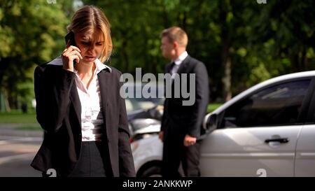 In dem Bestreben, junge Frau wählen Polizei bei Auto Kollision Szene leiden Stress Stockfoto