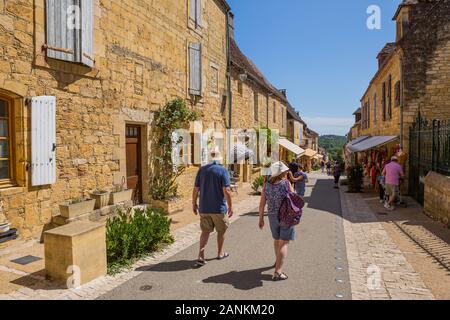 Domme, Frankreich - 14 August 2019: Touristen, die in der mittelalterlichen Stadt Sarlat-la-Canéda in der Dordogne Frankreich Stockfoto