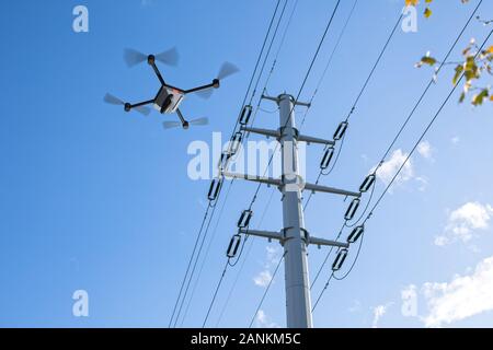 Drohne zur Prüfung der Stromleitungen Stockfoto