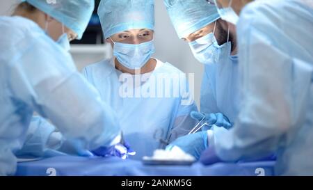 Ernsthafte Chirurg Team der Herz- und Thoraxchirurgie, Klinikum Betrieb Stockfoto