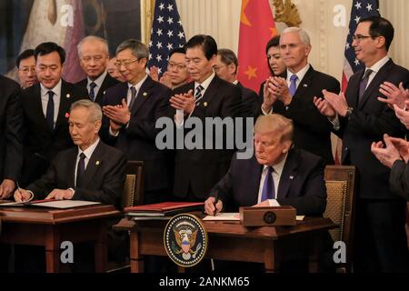 Präsident Donald Trump und chinesischen Vizepremier Liu er Beifall nach der Unterzeichnung des Phase 1 Handelsabkommen zwischen den Vereinigten Staaten und China, während einer Zeremonie im Osten Zimmer im Weißen Haus am Mittwoch, 15. Januar 2020. Die Phase 1 Angebot stornieren bevorstehende geplante Tarife auf chinesische Produkte und reduziert die andere beim Chine hat zugestimmt, Käufe von US-farm-Produkte und sonstigen Waren zu erhöhen. Credit: Alex Wroblewski/Pool über CNP/MediaPunch Stockfoto