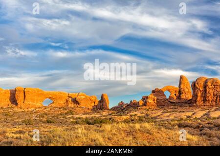 Turret Arch und dem Norden Fenster aus einer anderen Perspektive im Bereich der Arches National Park, Moab, Utah. Stockfoto