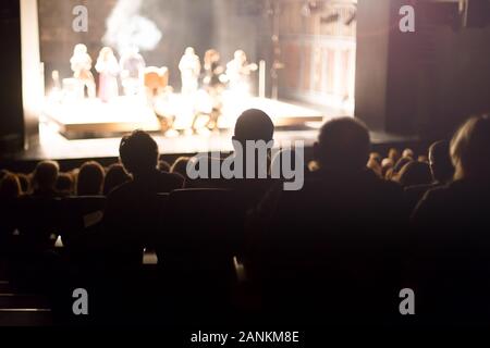 Theaterpublikum, das das Stück beobachtet Stockfoto