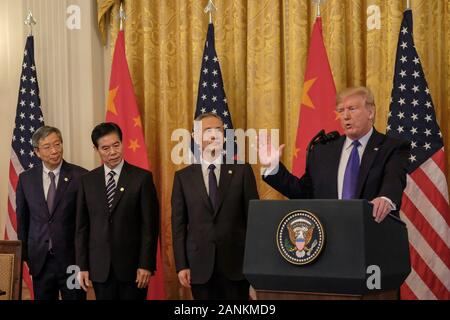 Präsident Donald Trump spricht neben chinesischen Vizepremier Liu Er und Chinesische Beamte vor Unterzeichnung des Phase 1 Handelsabkommen zwischen den Vereinigten Staaten und China, während einer Zeremonie im Osten Zimmer im Weißen Haus am Mittwoch, 15. Januar 2020. Die Phase 1 Angebot stornieren bevorstehende geplante Tarife auf chinesische Produkte und reduziert die andere beim Chine hat zugestimmt, Käufe von US-farm-Produkte und sonstigen Waren zu erhöhen. Foto von Alex Wroblewski/UPICredit: Alex Wroblewski/Pool über CNP | Verwendung weltweit Stockfoto