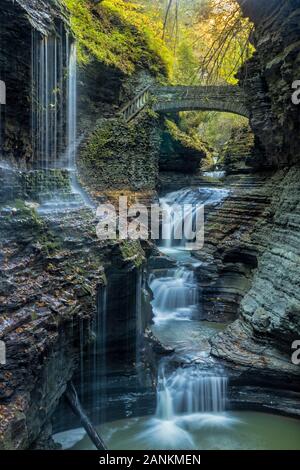 Rainbow Bridge Kreuze über vielschichtige Rainbow Falls in Watkins Glen State Park, New Y0Rk Stockfoto