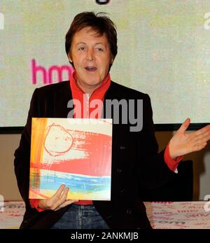 Paul McCartney Unterzeichnung Kopien von seinem Album Electric Argumente bei der HMV Record Store in der Oxford Street. Elektrische Argumente ist das dritte Album der Feuerwehrmann, eine experimentelle Musik Duo von Paul McCartney und Produzent Martin Glover auch als "Jugend" bekannt. Stockfoto