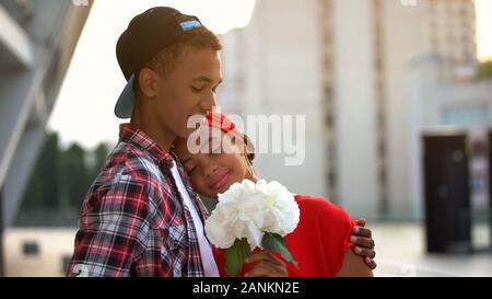 Jugendlich Freund Blumen, Mädchen, Glückwünsche zum Geburtstag, romantisches Date Stockfoto