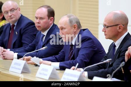 Der russische Präsident Wladimir Putin Stühle ein Treffen Entwurf vorgeschlagenen Verfassungsänderungen in der Residenz des Präsidenten Novo-Ogaryovo Januar 16, 2020 außerhalb von Moskau, Russland. Stockfoto