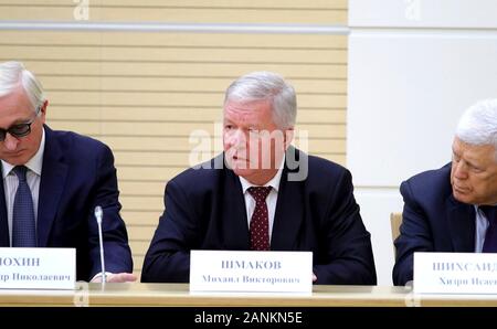 Der Präsident der Russischen Union der Industriellen und Unternehmer Alexander Schochin, Links, Vorsitzender der Föderation Unabhängiger Gewerkschaften Mikhail Shmakov und Sprecher der Volksversammlung von Dagestan Khizri Shikhsaidov, rechts, bei der ersten Sitzung der Arbeitsgruppe vorgeschlagenen Verfassungsänderungen in der Residenz des Präsidenten Novo-Ogaryovo Januar 16, 2020 außerhalb von Moskau, Russland. Stockfoto