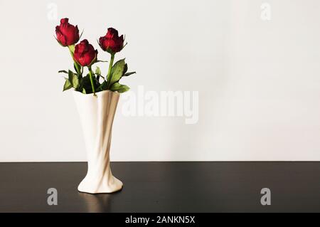 Drei rote Rosen auf weißem Hintergrund. Stockfoto