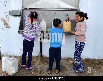 In Gaza. 8 Jan, 2020. Palästinensische Kinder füllen Eimer mit Trinkwasser aus China - finanzierte Wasser Entsalzungsanlagen in al-Naser Dorf in der südlichen Grenze des Gazastreifens von Rafah, Jan. 8, 2020. Credit: Abdeljawad Rizek/Xinhua/Alamy leben Nachrichten Stockfoto