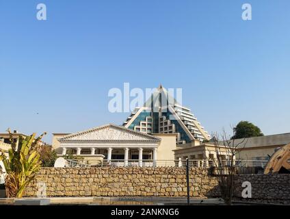 Schönes, modernes Design von alten ägyptischen Architektur inspiriert - Pharaonen und alten Symbole Ägyptens - Wafi Mall in Dubai Stockfoto