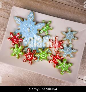 In der Nähe von Oben nach Unten Blick auf mini Schneeflocke Sugar Cookies für den Winter oder Weihnachten Stockfoto