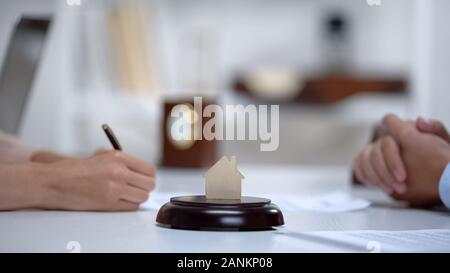 Frau Unterzeichnung home Kaufvertrag in Rechtsanwälte Büro, Versicherung, Stockfoto