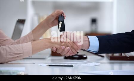 Frau Unterzeichnung Fahrzeug Kaufvertrag, die Autoschlüssel aus Händler, Versicherung Stockfoto