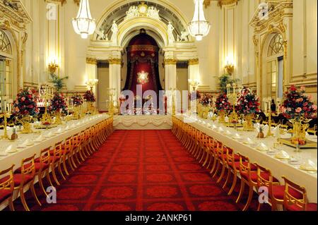 Der Grand Ballroom am Buckingham Palace in London, die für ein Bankett. Stockfoto