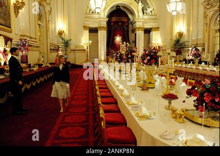 Der Grand Ballroom am Buckingham Palace in London, die für ein Bankett. Stockfoto