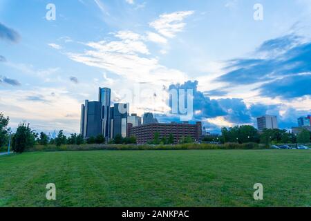 Detroit, MI: Sonnenuntergang Blick auf die Skyline von Detroit riverwalk Park Stockfoto