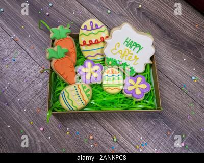 Nahaufnahme der Frohe Ostern Zucker Cookie Geschenkbox mit sortierten Karotte, Blume, und Ei cookies Stockfoto