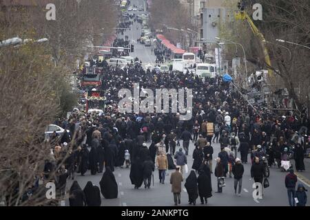 Teheran, Iran. 17 Jan, 2020. Regime Anhänger protestieren gegen die USA nach einem Freitag Gebet geführt vom Obersten Führer des Iran, Ali Khamenei, nach acht Jahren - lange Pause in Teheran, Iran. Teheran ist die große Stadt, Iraner, der gegen die USA in verschiedenen Städten protestierten, als sie Anti-US-Fahnen und Bilder von Ali Khamenei, der oberste Führer des Iran und Qasem Soleimani, Kommandeur der iranischen Revolutionsgarden "quds Kräfte, die in einem US-Luftangriff getötet wurde. Credit: rouzbeh Fouladi/ZUMA Draht/Alamy leben Nachrichten Stockfoto