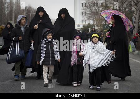 Teheran, Iran. 17 Jan, 2020. Regime Anhänger protestieren gegen die USA nach einem Freitag Gebet geführt vom Obersten Führer des Iran, Ali Khamenei, nach acht Jahren - lange Pause in Teheran, Iran. Teheran ist die große Stadt, Iraner, der gegen die USA in verschiedenen Städten protestierten, als sie Anti-US-Fahnen und Bilder von Ali Khamenei, der oberste Führer des Iran und Qasem Soleimani, Kommandeur der iranischen Revolutionsgarden "quds Kräfte, die in einem US-Luftangriff getötet wurde. Credit: rouzbeh Fouladi/ZUMA Draht/Alamy leben Nachrichten Stockfoto