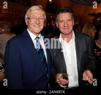 Sir Michael Parkinson anlässlich der Markteinführung seines Buches "Parky meiner Autobiografie" mit Schauspieler Michael Palin bei einem Empfang in Holland Park, Kensington London. Stockfoto