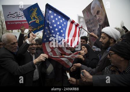 Teheran, Iran. 17 Jan, 2020. Regime Unterstützer brennen die US-Flagge während eines Protestes gegen die USA nach einem Freitag Gebet geführt vom Obersten Führer des Iran, Ali Khamenei, nach acht Jahren - lange Pause in Teheran, Iran. Teheran ist die große Stadt, Iraner, der gegen die USA in verschiedenen Städten protestierten, als sie Anti-US-Fahnen und Bilder von Ali Khamenei, der oberste Führer des Iran und Qasem Soleimani, Kommandeur der iranischen Revolutionsgarden "quds Kräfte, die in einem US-Luftangriff getötet wurde. Credit: rouzbeh Fouladi/ZUMA Draht/Alamy leben Nachrichten Stockfoto