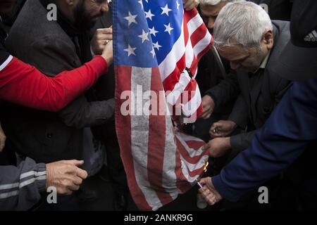 Teheran, Iran. 17 Jan, 2020. Regime Unterstützer brennen die US-Flagge während eines Protestes gegen die USA nach einem Freitag Gebet geführt vom Obersten Führer des Iran, Ali Khamenei, nach acht Jahren - lange Pause in Teheran, Iran. Teheran ist die große Stadt, Iraner, der gegen die USA in verschiedenen Städten protestierten, als sie Anti-US-Fahnen und Bilder von Ali Khamenei, der oberste Führer des Iran und Qasem Soleimani, Kommandeur der iranischen Revolutionsgarden "quds Kräfte, die in einem US-Luftangriff getötet wurde. Credit: rouzbeh Fouladi/ZUMA Draht/Alamy leben Nachrichten Stockfoto