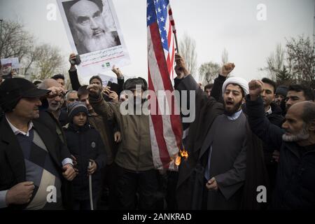 Teheran, Iran. 17 Jan, 2020. Regime Unterstützer brennen die US-Flagge während eines Protestes gegen die USA nach einem Freitag Gebet geführt vom Obersten Führer des Iran, Ali Khamenei, nach acht Jahren - lange Pause in Teheran, Iran. Teheran ist die große Stadt, Iraner, der gegen die USA in verschiedenen Städten protestierten, als sie Anti-US-Fahnen und Bilder von Ali Khamenei, der oberste Führer des Iran und Qasem Soleimani, Kommandeur der iranischen Revolutionsgarden "quds Kräfte, die in einem US-Luftangriff getötet wurde. Credit: rouzbeh Fouladi/ZUMA Draht/Alamy leben Nachrichten Stockfoto