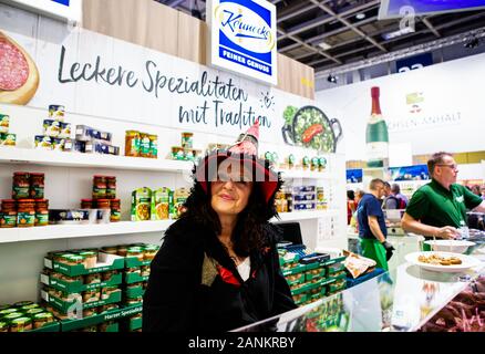 Berlin, Deutschland. 17 Jan, 2020. Ein Mitarbeiter von Keunecke posiert für ein Foto während der Internationalen Grünen Woche (IGW) Berlin in Berlin, Hauptstadt der Bundesrepublik Deutschland, Jan. 17, 2020. IGW Berlin, eine internationale Ausstellung für die Ernährung, Landwirtschaft und Gartenbau Industries, am Freitag eröffnet und dauert bis zum 14.01.26, Gewinnung von mehr als 1.800 Aussteller aus der ganzen Welt. Credit: Binh Truong/Xinhua/Alamy leben Nachrichten Stockfoto