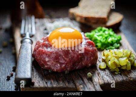 Köstliche Beef Tartar mit frischen und gesunden Zutaten Stockfoto