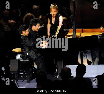 American Music Prodigy 9 Jahre alte Marc Yu durchführen bei den BBC Proms in der Royal Albert Hall mit anderen Musiker Lang Lang in 2008. Stockfoto