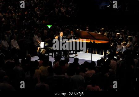 American Music Prodigy 9 Jahre alte Marc Yu durchführen bei den BBC Proms in der Royal Albert Hall mit anderen Musiker Lang Lang in 2008. Stockfoto