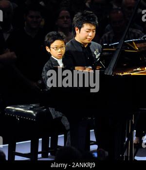 American Music Prodigy 9 Jahre alte Marc Yu durchführen bei den BBC Proms in der Royal Albert Hall mit anderen Musiker Lang Lang in 2008. Stockfoto