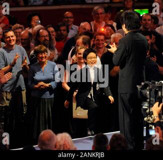 American Music Prodigy 9 Jahre alte Marc Yu durchführen bei den BBC Proms in der Royal Albert Hall mit anderen Musiker Lang Lang in 2008. Stockfoto