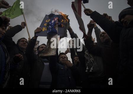 Teheran, Iran. 17 Jan, 2020. Regime Unterstützer brennen die US-Flagge während eines Protestes gegen die USA nach einem Freitag Gebet geführt vom Obersten Führer des Iran, Ali Khamenei, nach acht Jahren - lange Pause in Teheran, Iran. Teheran ist die große Stadt, Iraner, der gegen die USA in verschiedenen Städten protestierten, als sie Anti-US-Fahnen und Bilder von Ali Khamenei, der oberste Führer des Iran und Qasem Soleimani, Kommandeur der iranischen Revolutionsgarden "quds Kräfte, die in einem US-Luftangriff getötet wurde. Credit: rouzbeh Fouladi/ZUMA Draht/Alamy leben Nachrichten Stockfoto