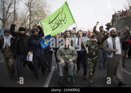 Teheran, Iran. 17 Jan, 2020. Regime Anhänger protestieren gegen die USA nach einem Freitag Gebet geführt vom Obersten Führer des Iran, Ali Khamenei, nach acht Jahren - lange Pause in Teheran, Iran. Teheran ist die große Stadt, Iraner, der gegen die USA in verschiedenen Städten protestierten, als sie Anti-US-Fahnen und Bilder von Ali Khamenei, der oberste Führer des Iran und Qasem Soleimani, Kommandeur der iranischen Revolutionsgarden "quds Kräfte, die in einem US-Luftangriff getötet wurde. Credit: rouzbeh Fouladi/ZUMA Draht/Alamy leben Nachrichten Stockfoto