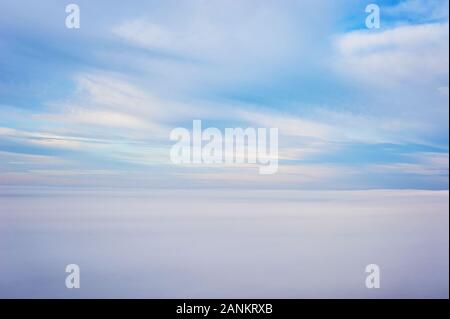 Himmel über dem Nebel. Vogelperspektive Stockfoto