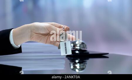 Reserviertes Wort am Schlüsselbund weiblichen Gast Gedrückthalten der Taste geschrieben, Reise buchen Stockfoto