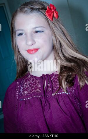 Kopfschuss einer Teenager-Frau, die Make-up trägt und in die Ferne blickt Stockfoto