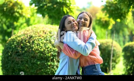 Beste weibliche Freunde umarmen im Freien, gerne jeden anderen zu sehen, und Schwestern Beziehungen Stockfoto