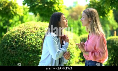 Zwei weibliche Freunde streiten im Freien, Beziehungen Konfrontation, Kommunikation Stockfoto