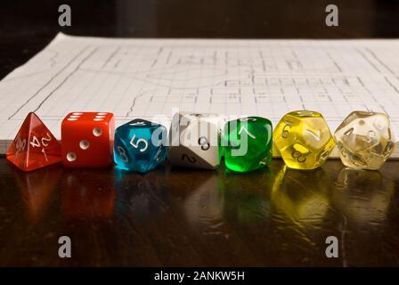 Rollenspiel "Dice Leying" mit einer handgezeichneten Karte Stockfoto