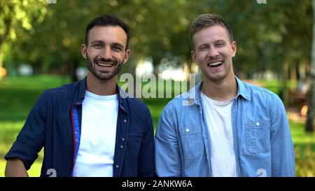 Männliche Freunde glücklich lächelnd Kamera geniessen Freundschaft Kommunikation Spaß Stockfoto