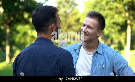 Glückliche junge Männer im Freien sprechen, Freunde zusammen Zeit suchen Stockfoto