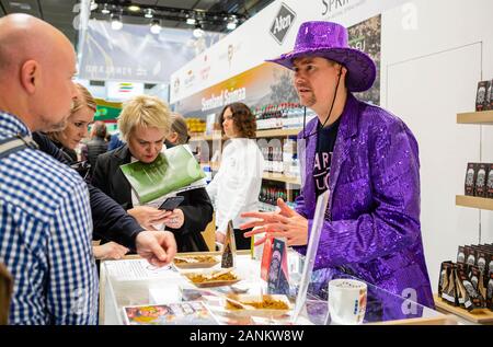 Berlin, Deutschland. 17 Jan, 2020. Ein Mitarbeiter (1. R) der Partei Bugs führt Snacks von Insekten zu den Besuchern am Messestand von Finnland vorgenommen, die während der Internationalen Grünen Woche (IGW) Berlin in Berlin, Hauptstadt der Bundesrepublik Deutschland, Jan. 17, 2020. IGW Berlin, eine internationale Ausstellung für die Ernährung, Landwirtschaft und Gartenbau Industries, am Freitag eröffnet und dauert bis zum 14.01.26, Gewinnung von mehr als 1.800 Aussteller aus der ganzen Welt. Credit: Binh Truong/Xinhua/Alamy leben Nachrichten Stockfoto