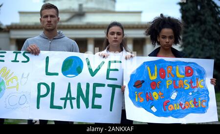 Freiwillige holding Poster bei Umweltverschmutzung, kunststoffabfällen Probleme Stockfoto